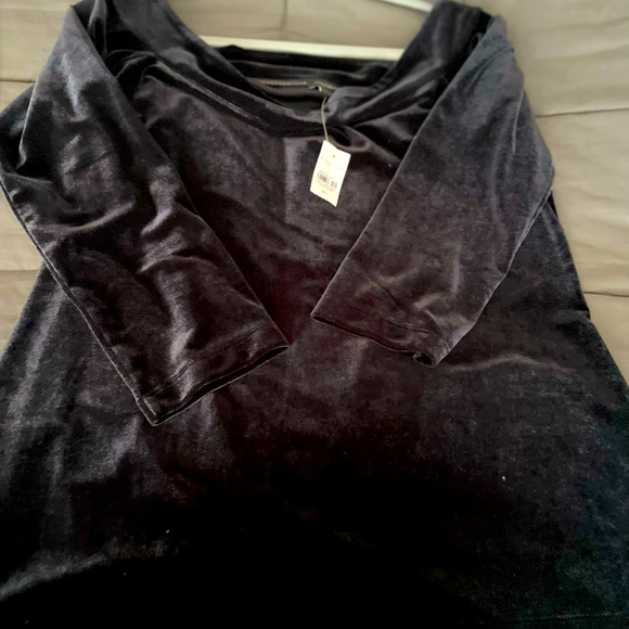 Ladies velvet feel top. - Picture 3 of 4